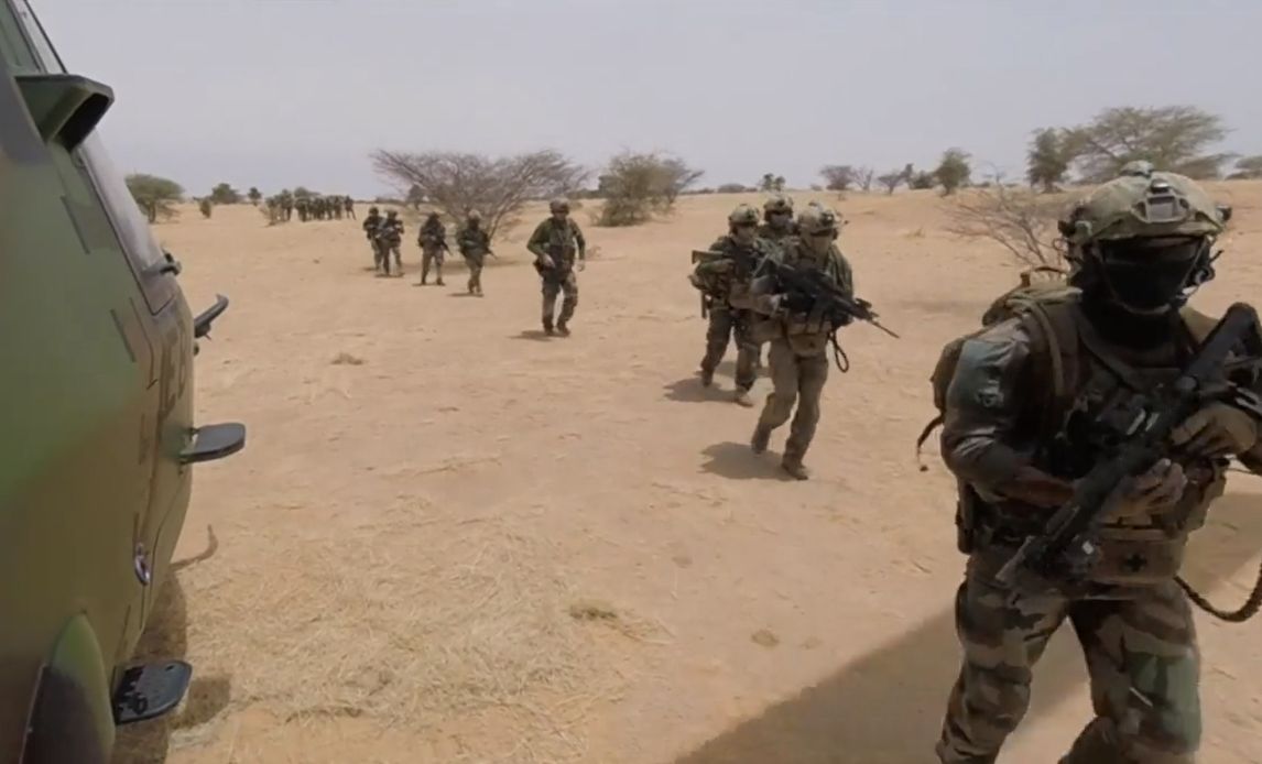 soldater på vej til dansk helikopter i Malis ørken