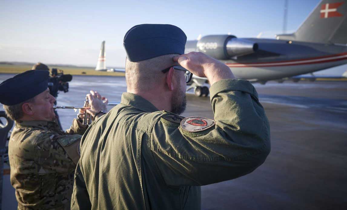 Et fly med mandskab har sat kursen mod Kreta, hvor de skal operere i en måned. Grækenland har i øjeblikket hårdere covid-19-restriktioner end Danmark, og det påvirker det danske bidrag til EU’s grænseagentur, Frontex.