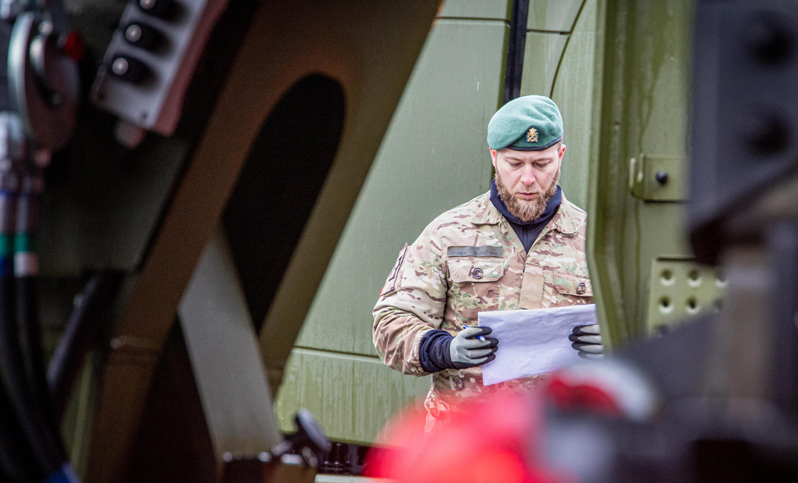 Lastbilernes papirer bliver kontrolleret ved modtagelsen.