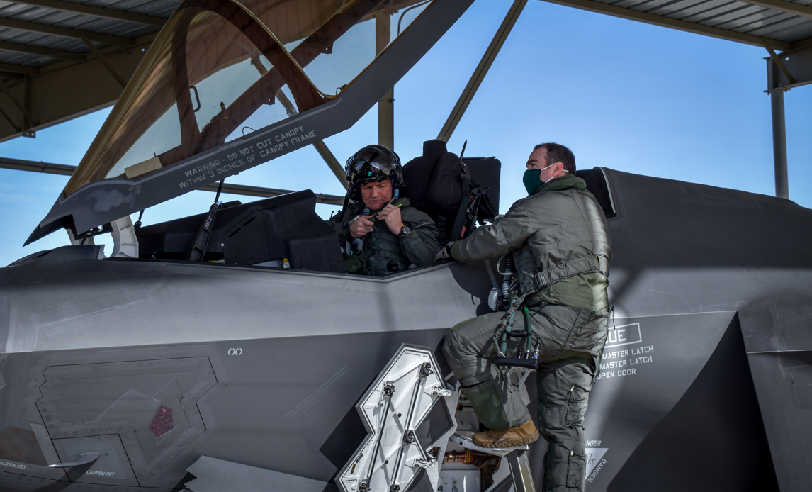 KIN er klar i cockpittet, inden han skriver Danmarkshistorie og bliver den første danske F-35 pilot.