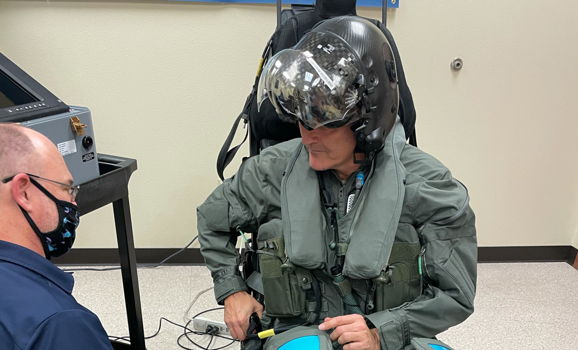 Piloten KIN afprøver det udstyr og tøj han skal have på, når han skal flyve F-35 kampflyet.