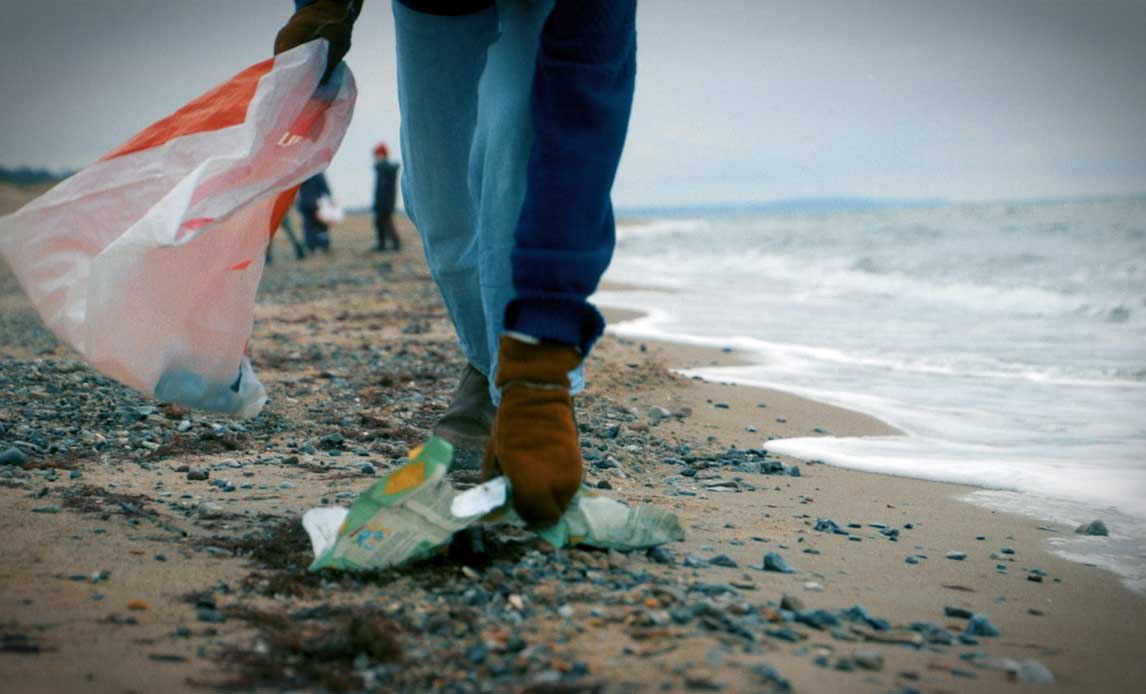 Havmiljøvogter samler havfald på stranden
