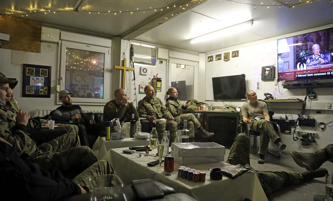 Soldaterne så med til Hendes Majestæt Dronningens nytårstale, og der blev serveret alkoholfrie drikkevarer og kransekage.