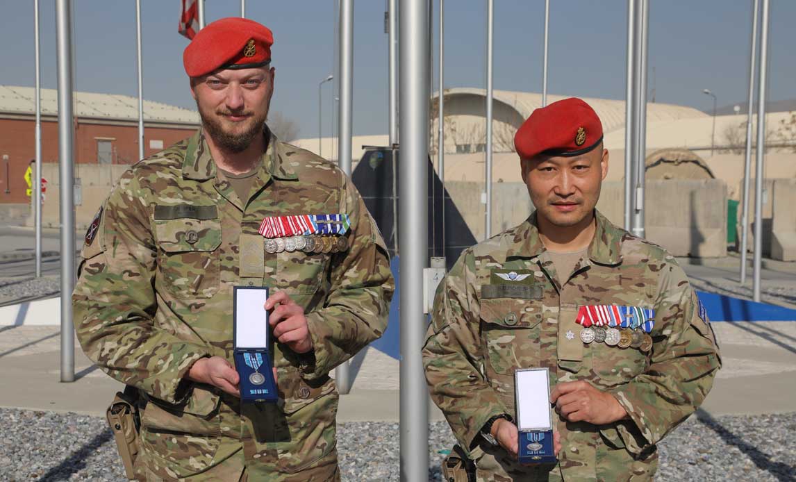 Chefen og næstkommanderende for militærpolitiet med den estiske medalje for deltagelse i internationale operationer af 1. grad.