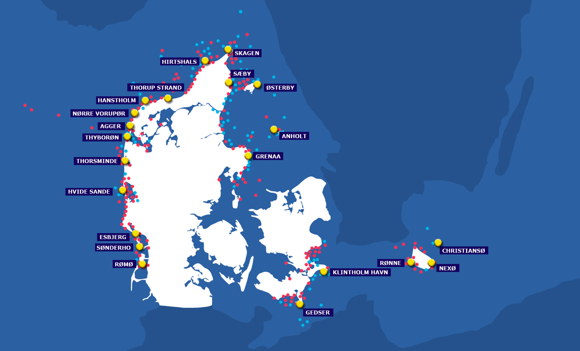 Kortet viser de steder på havet, hvor de danske redningsstationer har været indsat i 2020. De røde prikker viser redningsaktioner, det der også kaldes SAR-aktioner (Search and Rescue). De blå prikker er assistancer til søs, hvor der ikke er fare for menneskers liv eller førlighed. Assistancer til søs er typisk slæb til havn og fritrækning ved grundstødning. De gule prikker viser redningsstationerne. (Grunden til, at der ikke er vist redningsaktioner og assistanser omkring Fyn og dele af Sjælland er, at områderne dækkes af andre beredskaber, herunder af Søværnets øvrige enheder samt Marinehjemmeværnet).