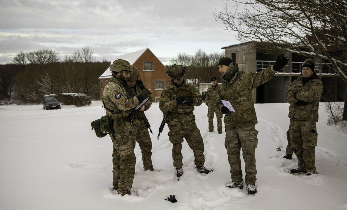 Nye premierløjtnanter fra kamptropperne på våbenkursus