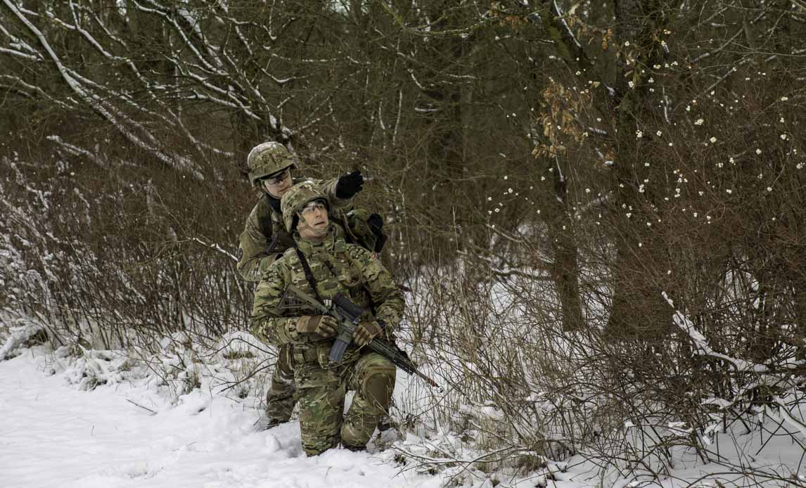 Nye premierløjtnanter fra kamptropperne på våbenkursus