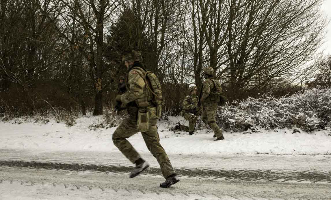 Nye premierløjtnanter fra kamptropperne på våbenkursus