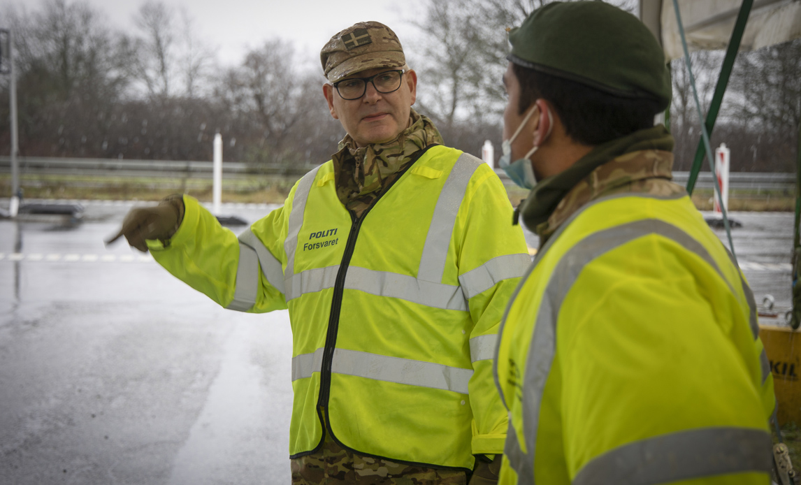 Forsvarschef Flemming Lentfer besøger soldaterne ved den dansk tyske grænse i Jylland.
