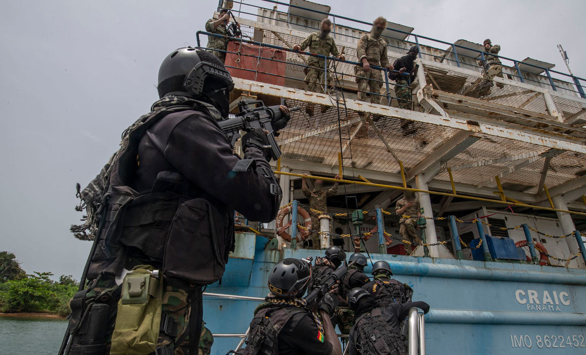 Maritim specialstyrkesoldat fra Ghana boarder skib.