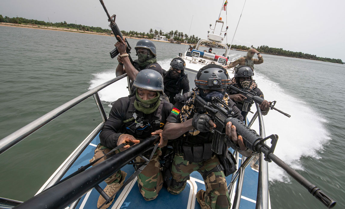 Maritime specialstyrker fra Ghana nærmer sig skib