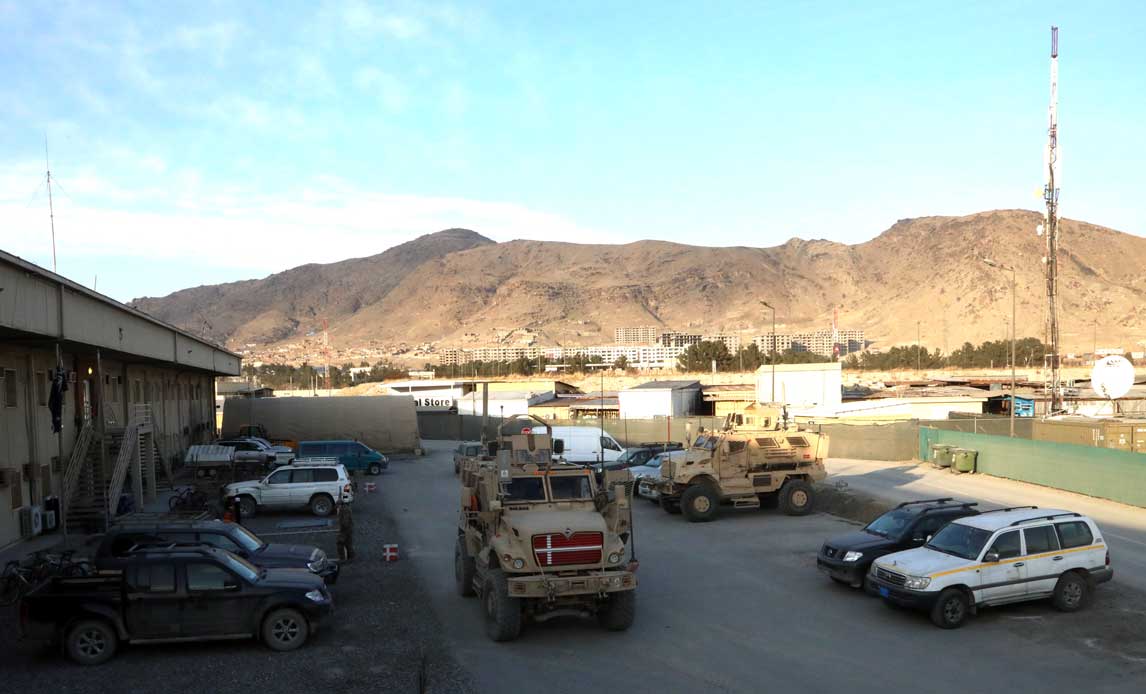 Sikringshold på besøg i Hamid Karzai International Airport North.