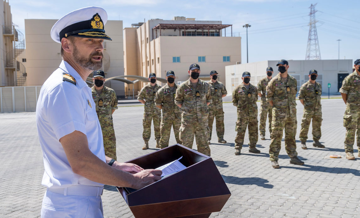 Flotilleadmiral Anders Friis taler til indgående og udgående hold ved kommandooverdragelsen af Operation AGENOR den 17. april. (Foto: Caroline Rivière, OHQ)