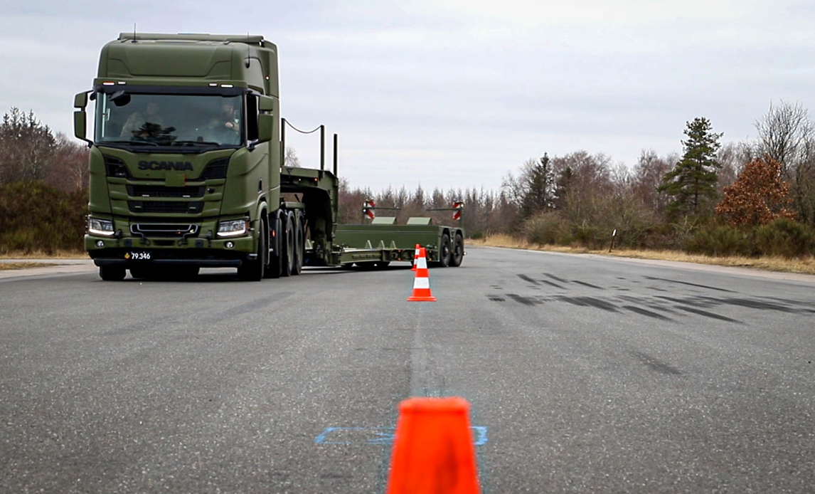 Et led i uddannelsen var styre- og bremseøvelser, som foregik nord for Karup. De to lastbiler, som blev brugt, var toakslede, hvilket er de mindste lastbiler af de nye transportvogne.