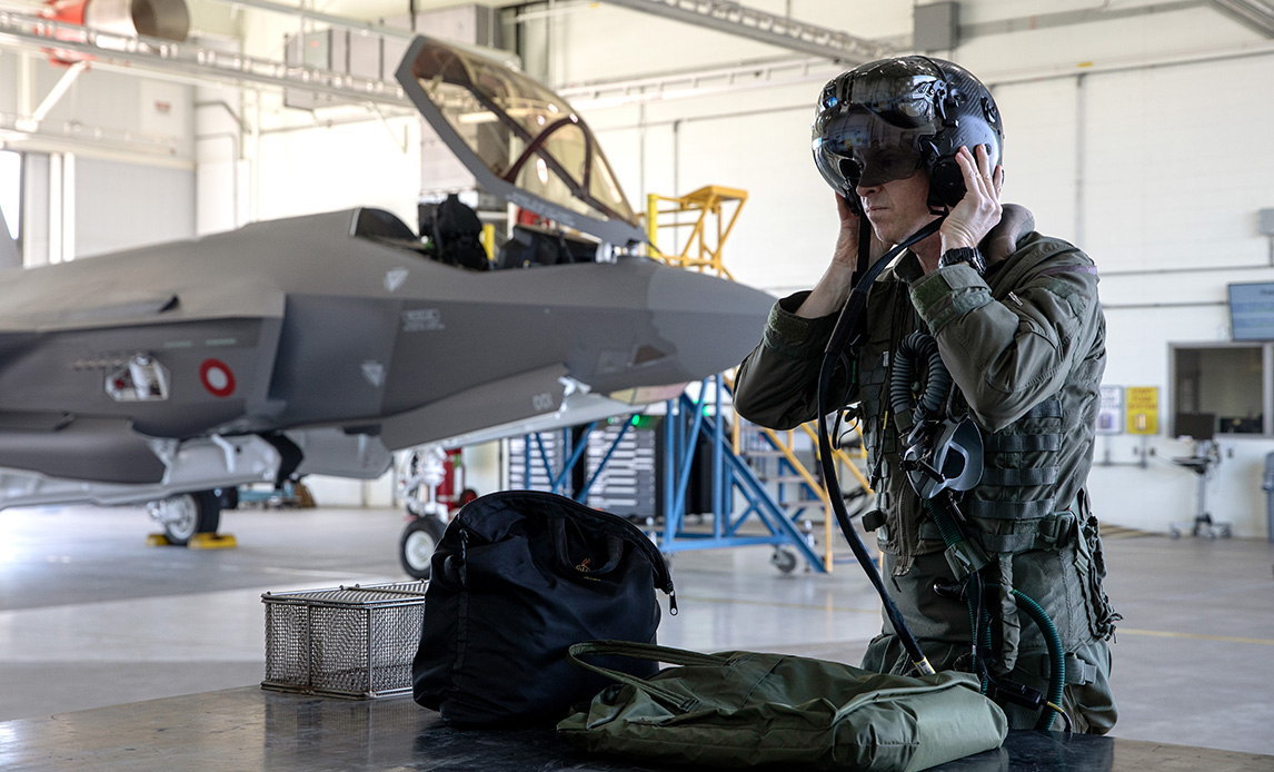 Amerikansk pilot gør klar til at testflyve den danske F-35 for første gang.