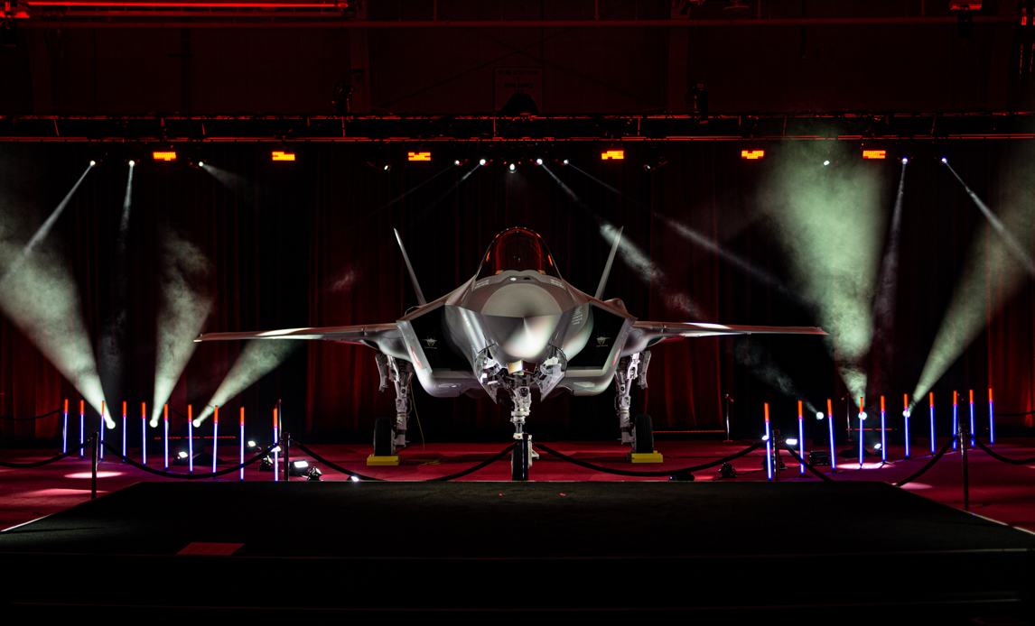 Ved en ceremoni i USA modtog Danmark sit første F-35 kampfly den 7. april 2021.
