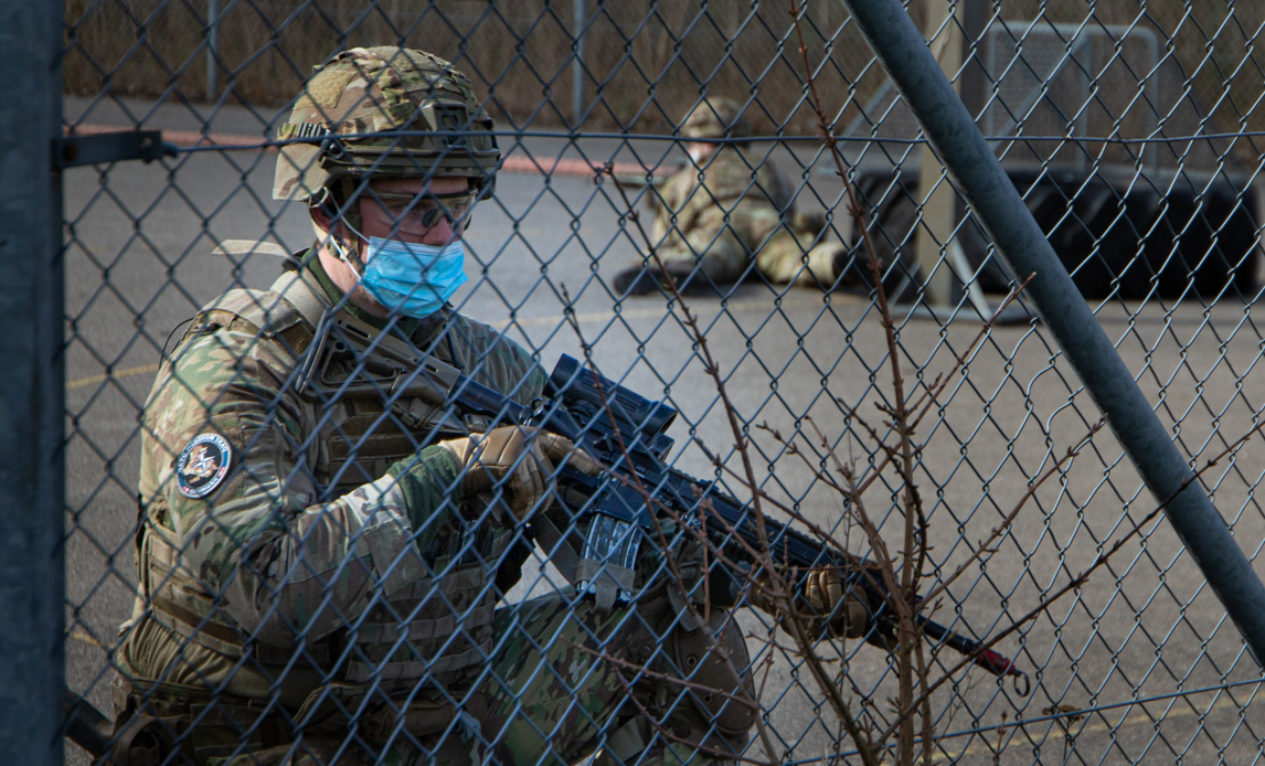 Soldat på øvelse i København inden han bliver udsendt til Irak som del af NATO Mission Iraq.