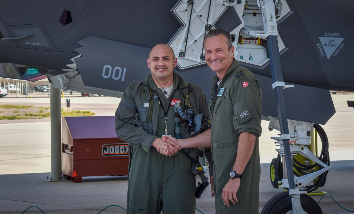 KIN og den amerikanske pilot trykker hænder.