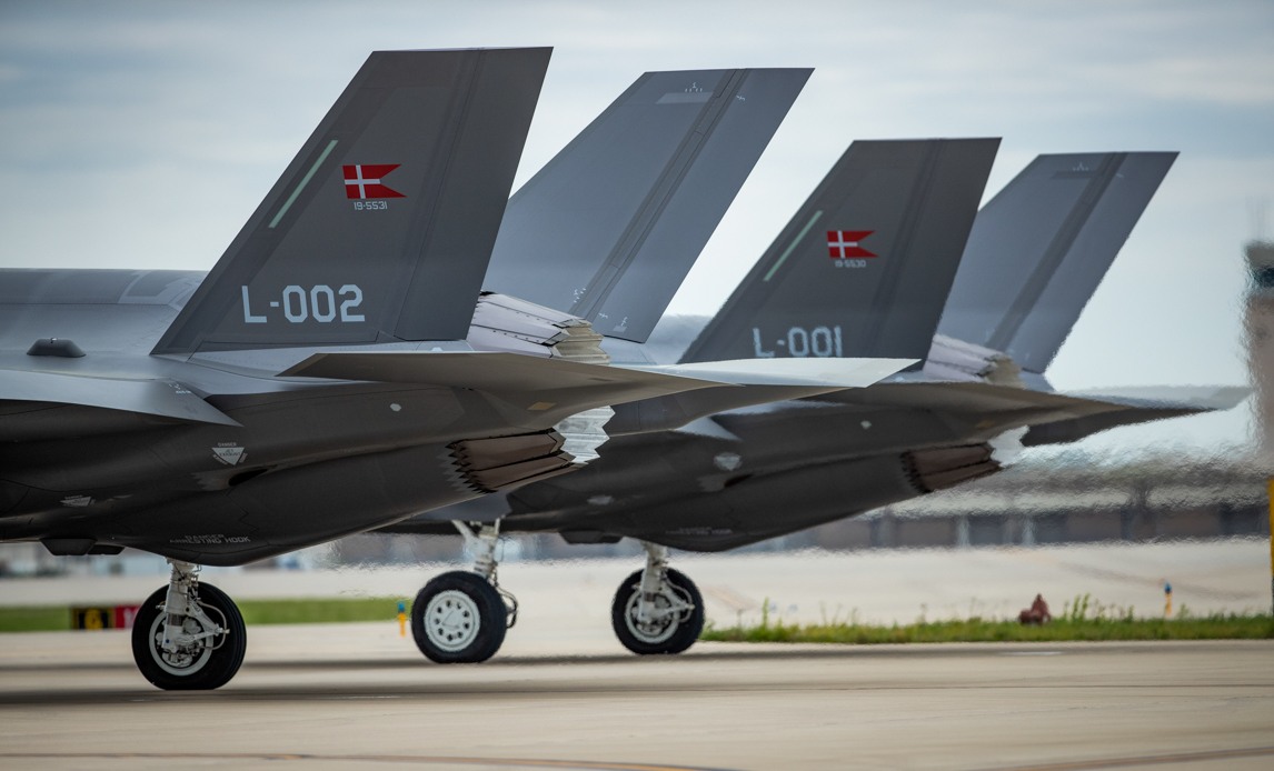 Danmarks to første F-35 kampfly side om side.