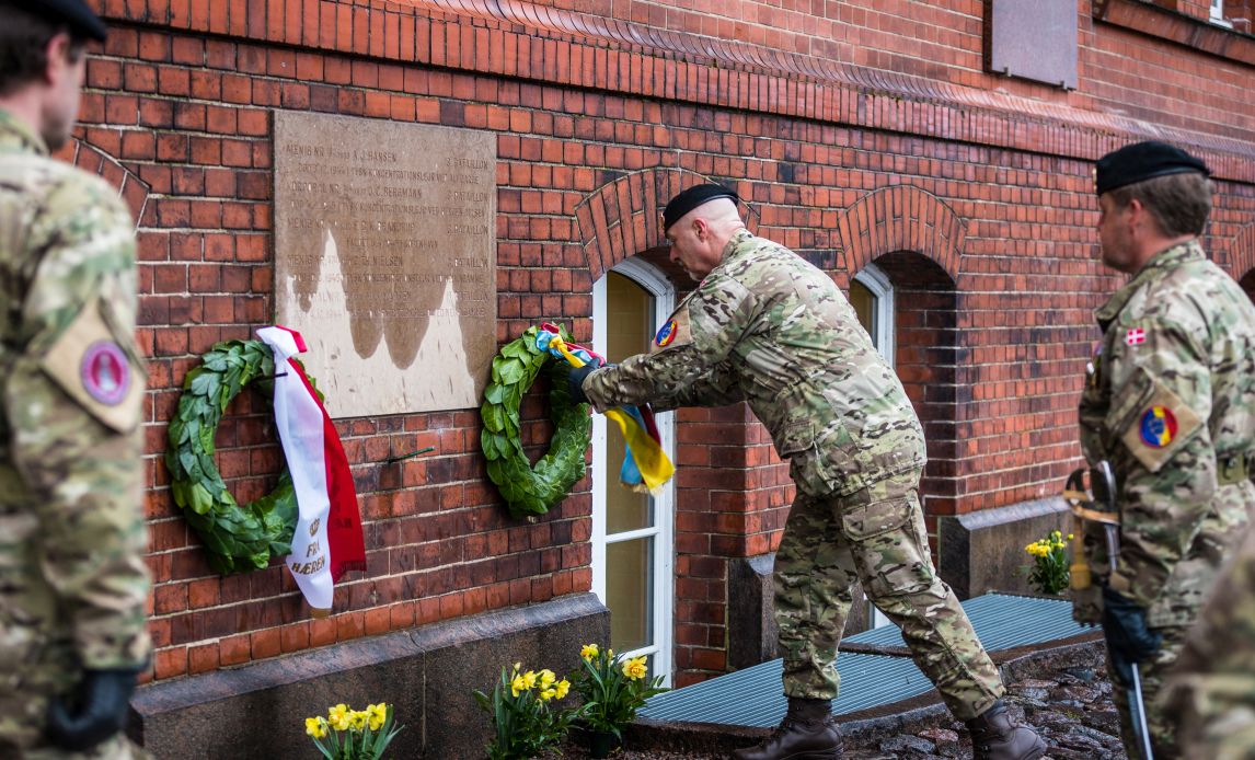 Regimentsbefalingsmand lægger krans