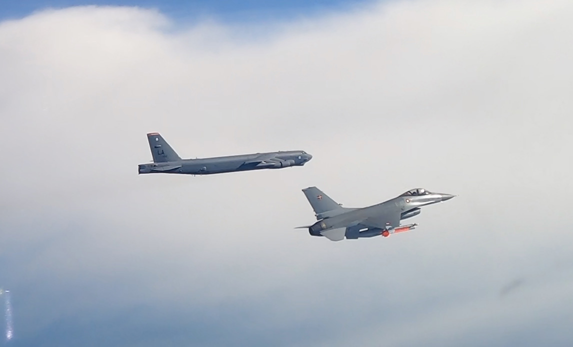 Amerikansk B-52 og dansk F-16 over Østersøen