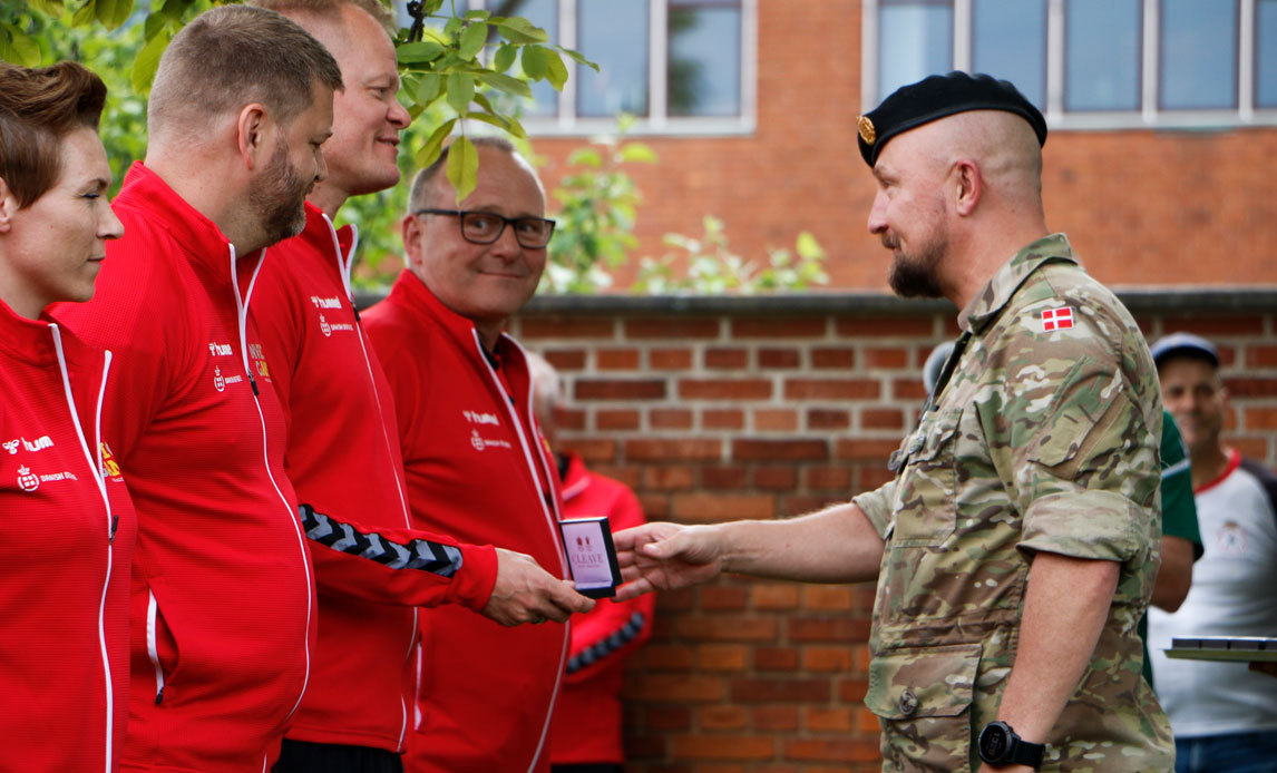 Chefen for Forsvarsstaben overrækker Invictus Games mønt