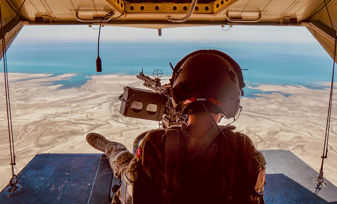 Et kig ud af bagenden på en dansk EH101-helikopter over Irak.