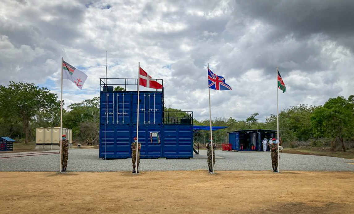 Flådeelever øver på en brandskole i Kenya, som Forsvaret og Danmark har været med til at bygge.