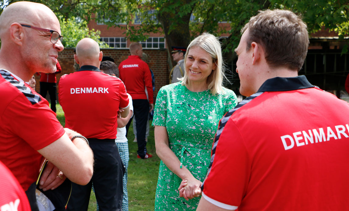 forsvarsministeren med to af deltagerne