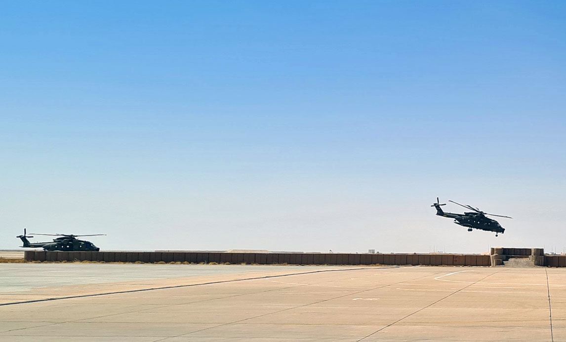 De to danske helikoptere letter eller lander