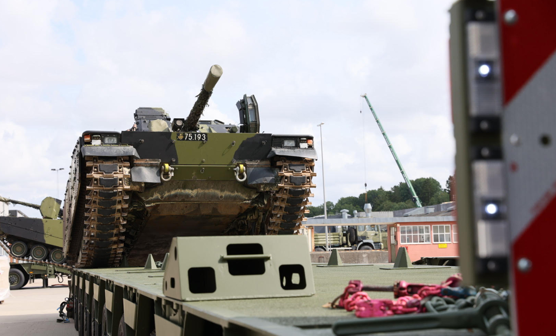 Infanterikampkøretøj bliver læsset på en af Forsvarets store lastbiler inden afgang til Tyskland.