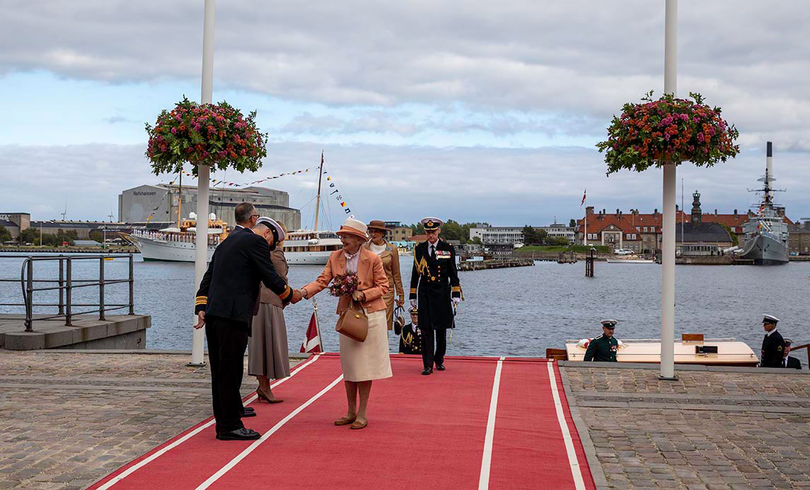 Dronningen modtager blomster