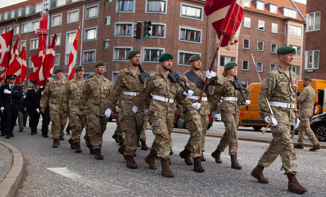 Soldater marcherer i Aalborg på flagdagen i 2021