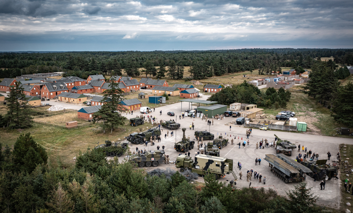 Dronefoto over Brikby i Oksbøl, hvor der er åbent hus forudfor øvelsen Brave Lion 2021