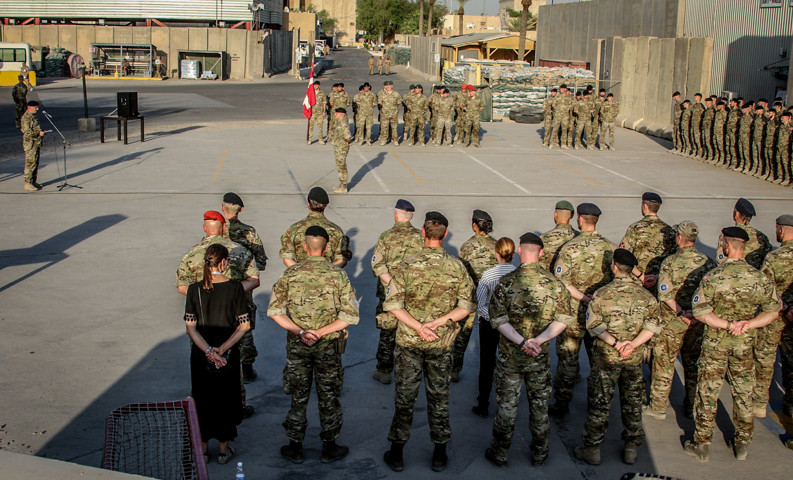 Flagdag blev højtideligholdt i Bagdad med parade og taler. Helikopterdetachementet – NATO Mission Iraq.