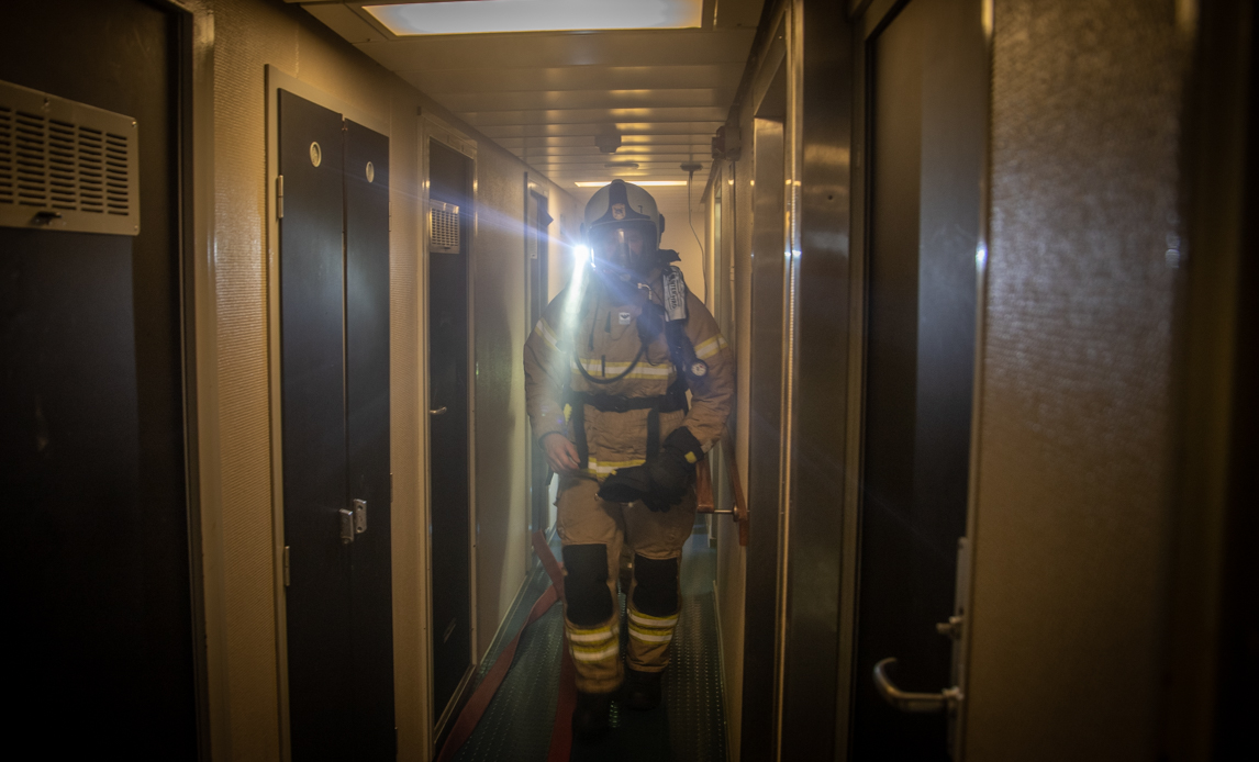 Røgdykker leder efter folk på skib.