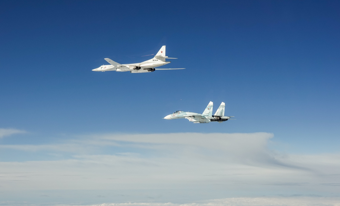 De danske F-16 observerer her russisk Flanker og Blackjack.