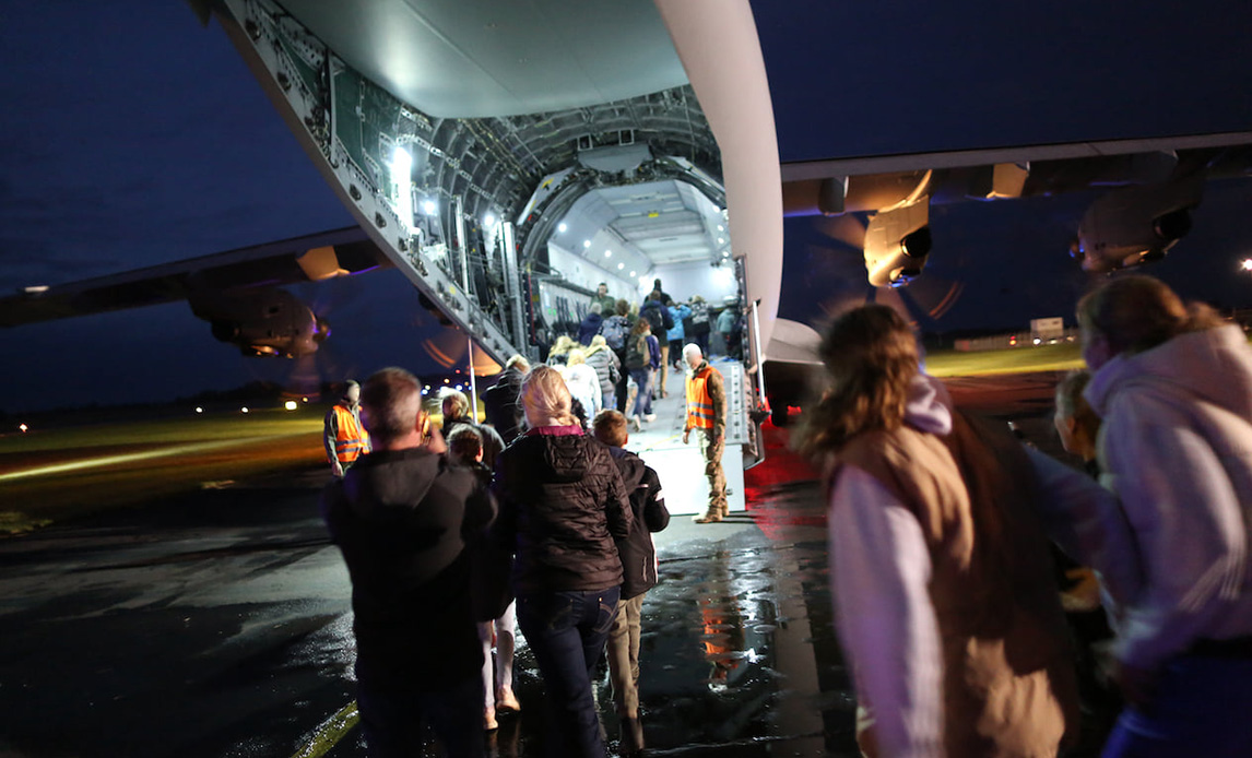 Civile figuranter på vej ind i fly