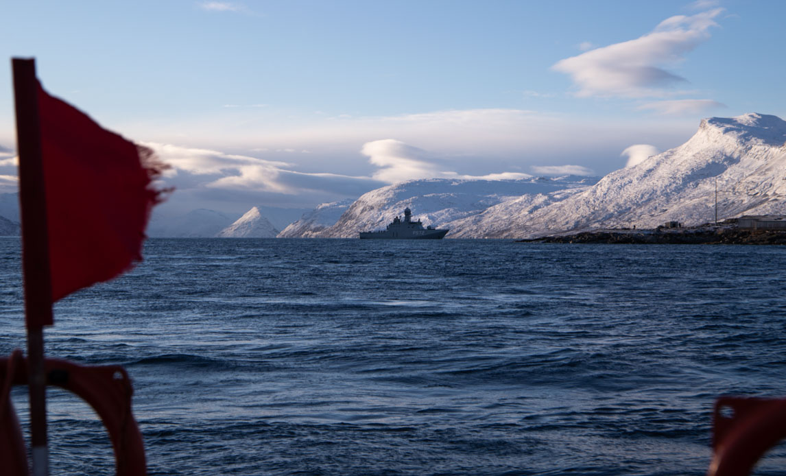 Inspektionsfartøjet Lauge Koch i horisonten