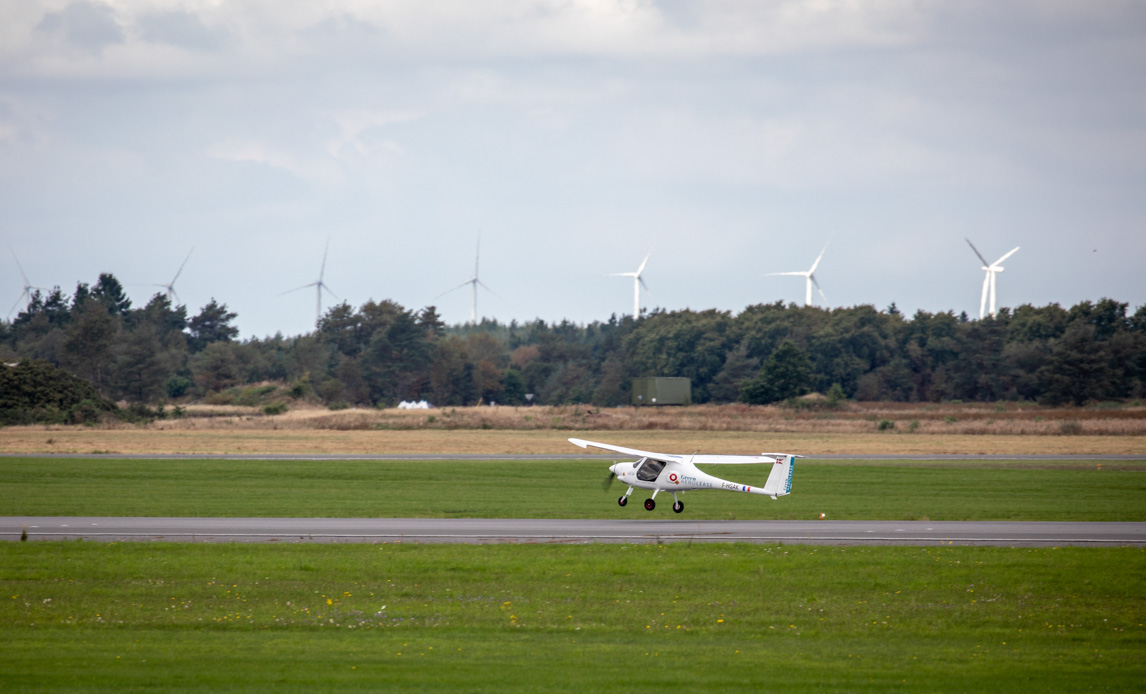 Her er Danmarks første elfly på sin første tur på Flyvestation Karup.