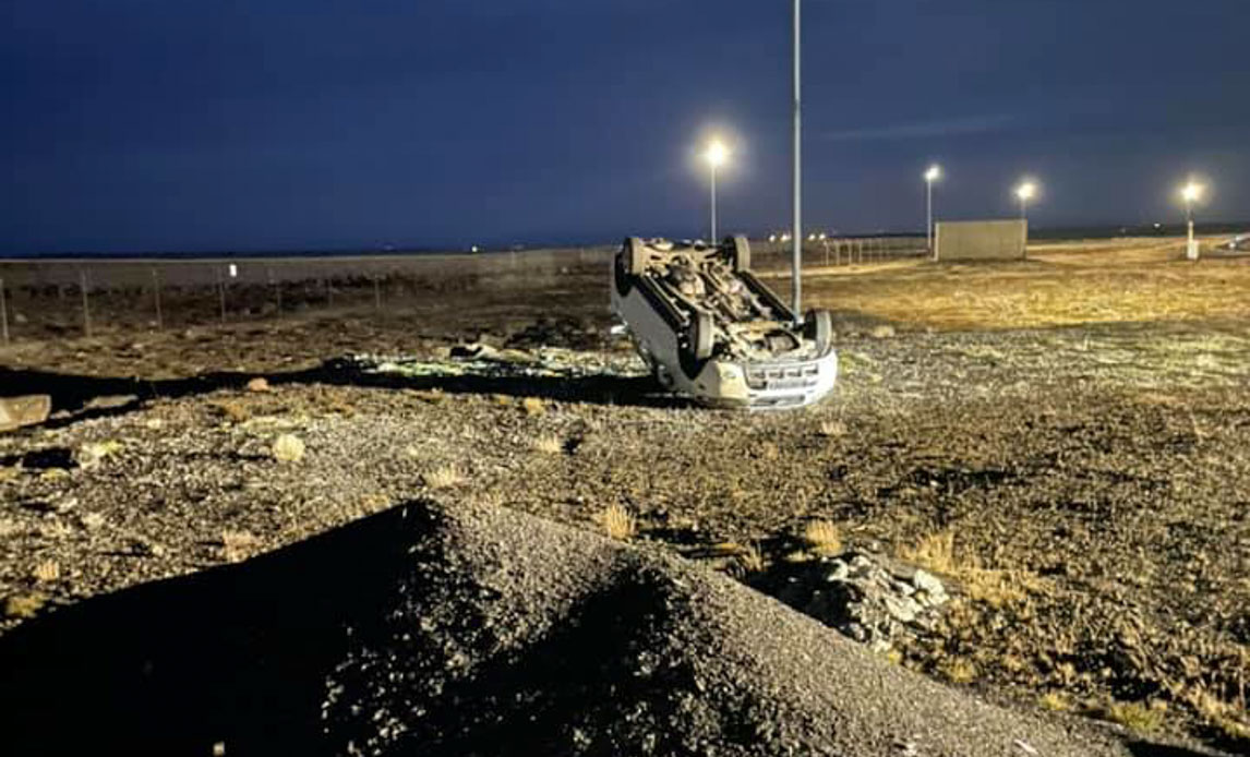 Køretøj, der er kørt galt efter at have været jagtet af specialstyrker. Køretøjet viste sig at have IEDer ombord og en EOD operation blev iværksat.