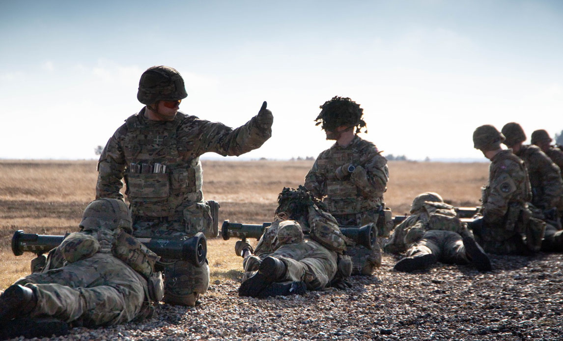 Konstabelelever fra Danske Artilleriregiment på skydebane, som en del af deres uddannelse.