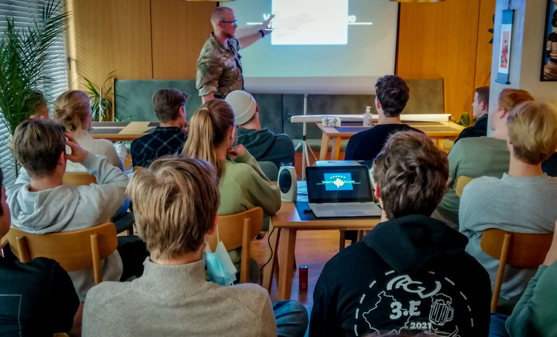 Gymnasieklassen lytter ivrigt til oplægget fra Forsvarets udsendte soldat.