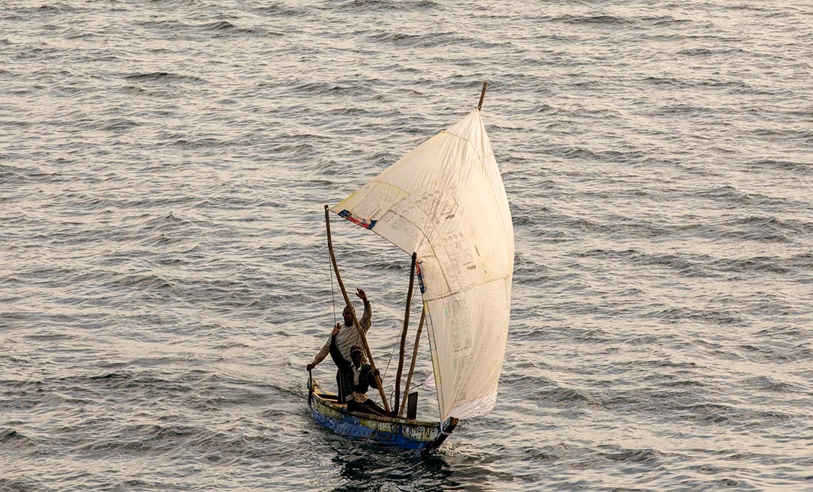 Et par lokale fiskere hilsner på Esbern Snare på vej ind mod Tema i Ghana.