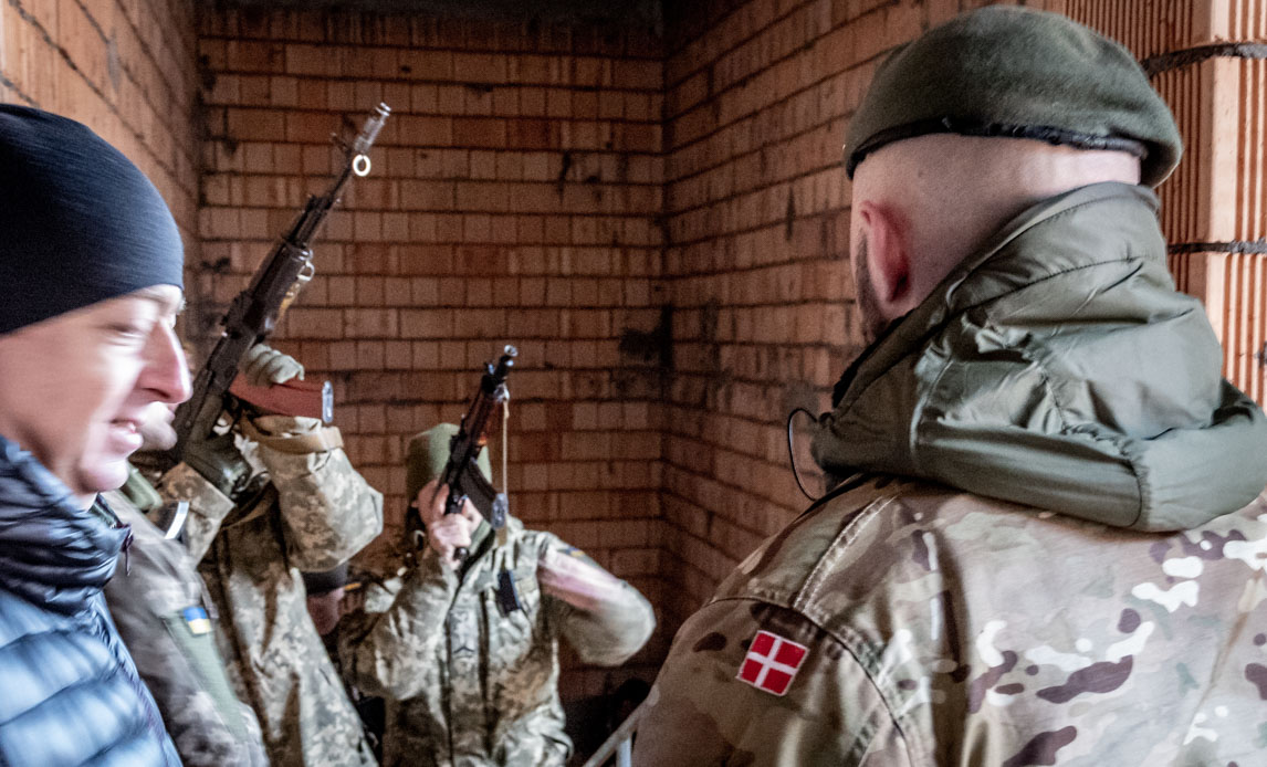 Sergent Martin overværer ukrainske soldater, der træner bykamp.