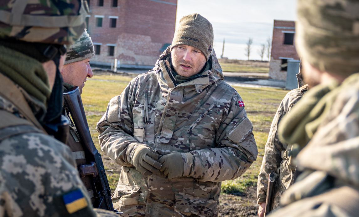 Rene fra Slesvigske Fodregiment giver feedback til sine ukrainske soldater under træningen.