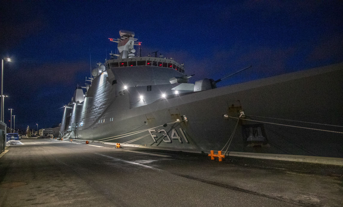 Fregatten Absalon ligger til kajs i Frederikshavn forud for træningen til Guinea-missionen.