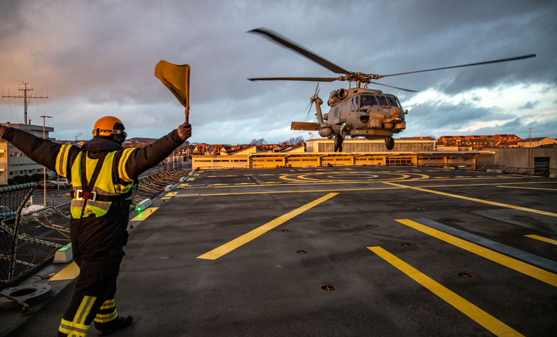 Seahawk-helikopter lander på agterdækket af fregatten Absalon.