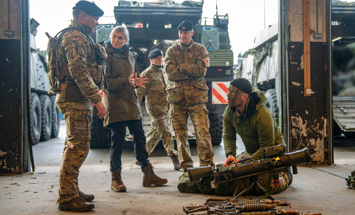 Forsvarsministeren i samtale med soldater fra Jydske Dragonregiment.