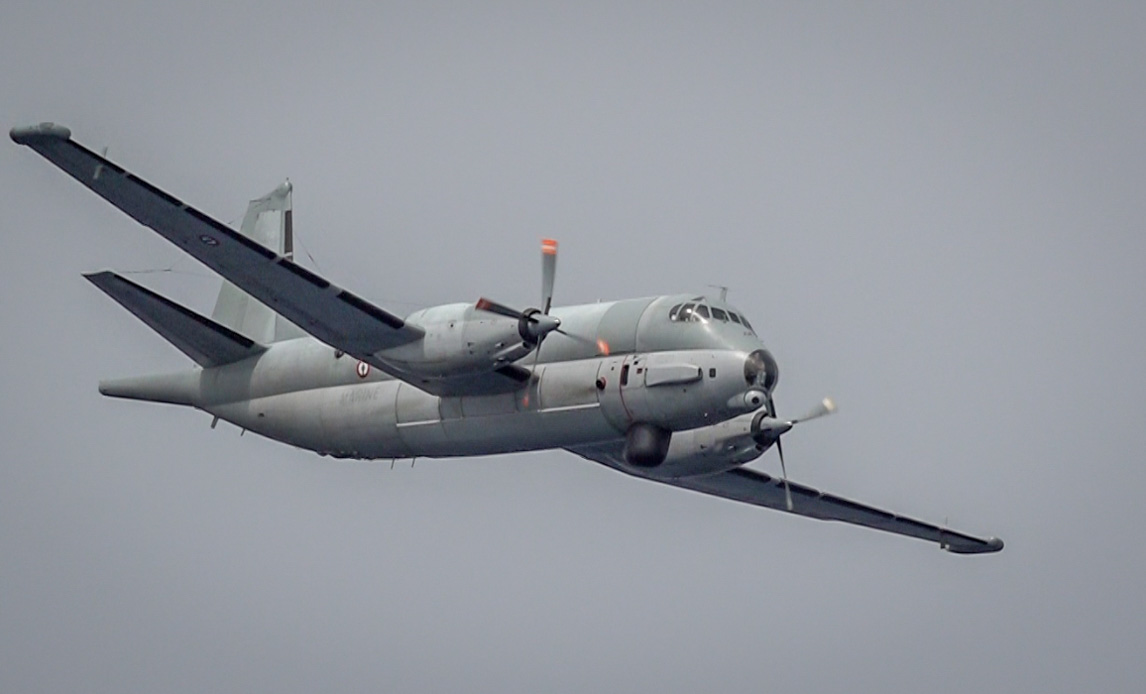 Et fransk overvågningsfly af typen Atlantiqu 2 overflyver Esbern Snare.